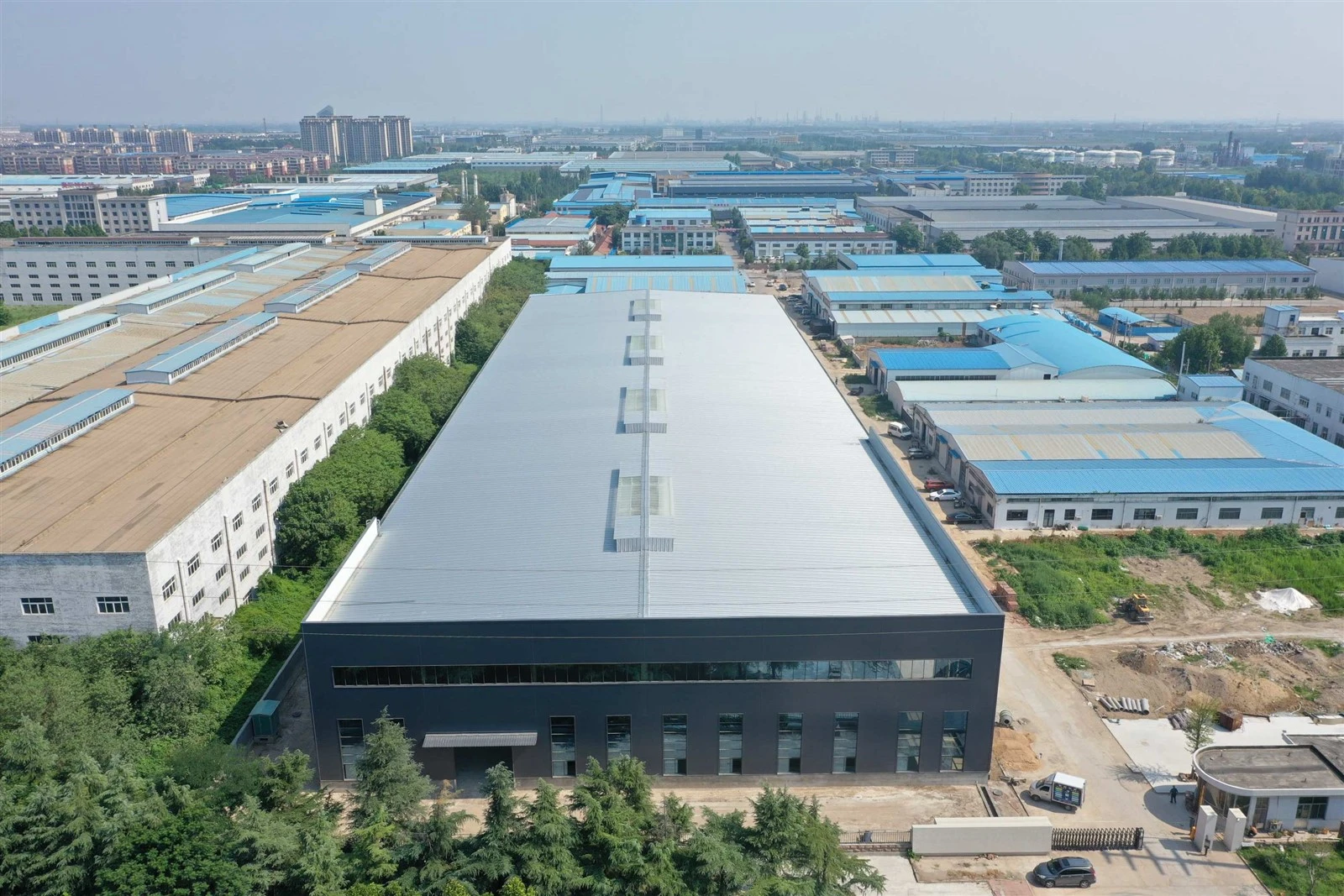 The construction process of a steel structure factory building.